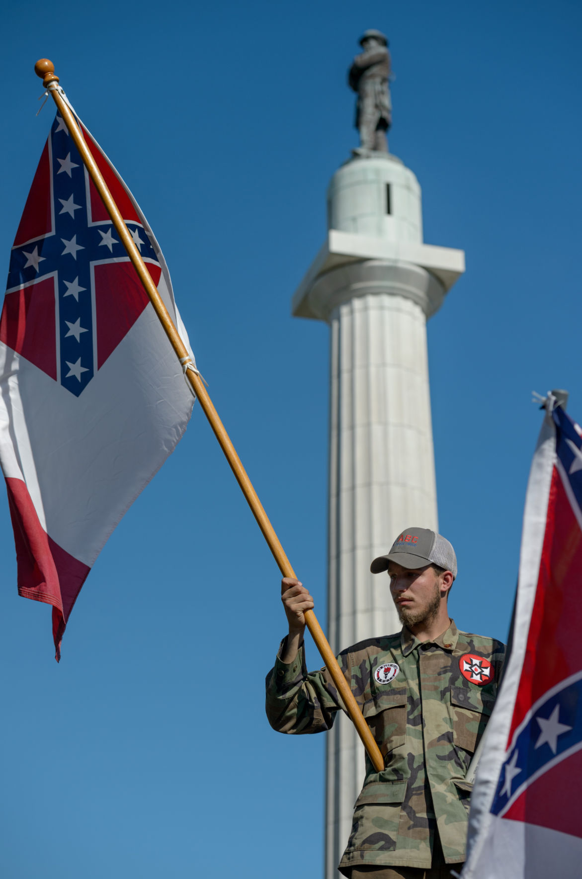 no.monumentprotestflags.050917.003.JPG